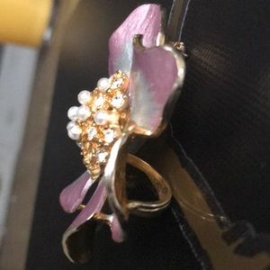 Cute flower pin:)